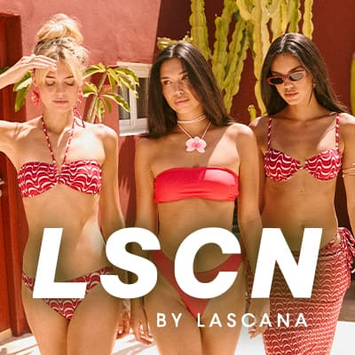 LSCN by LASCANA – drei Frauen in roten Bikinis stehen nebeneinander vor Hauswand und großen Kakteen
