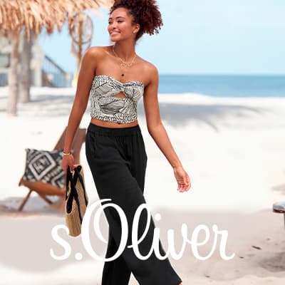 Frau im Sommeroutfit geht barfuß am Strand, im Vordergrund weißes s.Oliver Logo