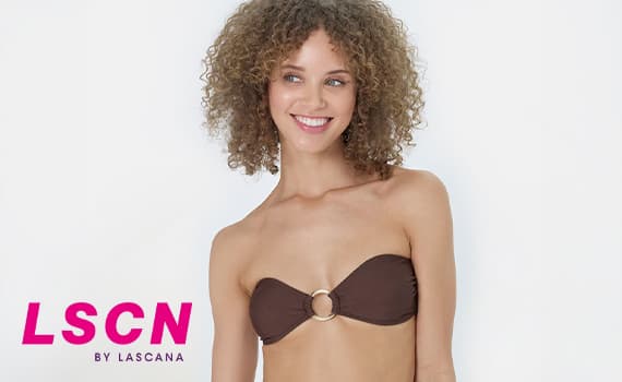 LSCN by Lascana – Frau im braunen Bandeau-Bikinioberteil mit Ringdetail lächelt und blickt zur Seite