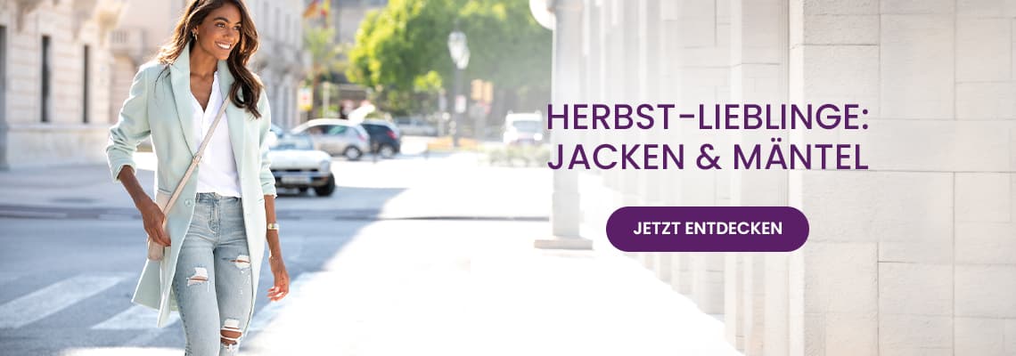 Herbst-Lieblinge: Jacken & Mäntel – Frau im langen Mantel geht lachend durch eine sonnige Stadtstraße