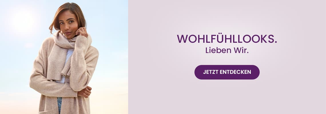 WOHLFÜHLLOOKS. Lieben wir. – Frau im hellen Schal und Pullover steht draußen vor hellem Himmel