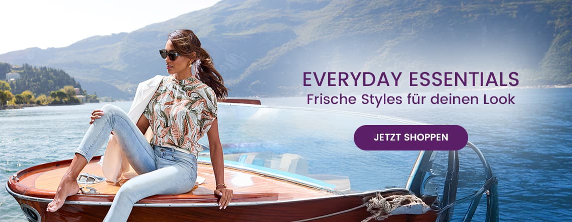 EVERYDAY ESSENTIALS – Frische Styles für deinen Look – Frau in Jeans und gemustertem Shirt sitzt lässig auf einem Boot