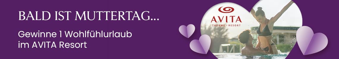 Bald ist Muttertag – gewinne 1 Wohlfühlurlaub im AVITA Resort, Frau hebt im Pool die Arme neben weiterer Person