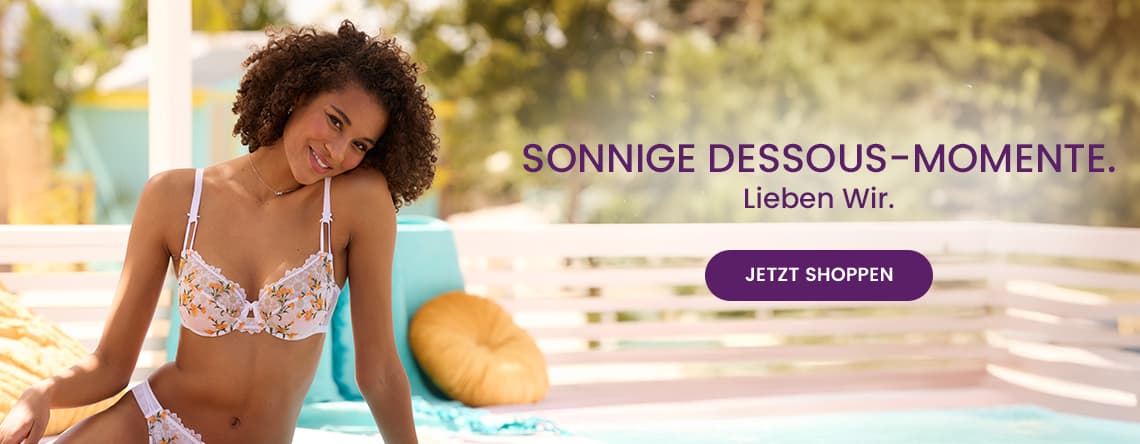 SONNIGE DESSOUS-MOMENTE. Lieben wir. – Frau in gemustertem BH und Slip entspannt auf Terrasse neben Pool