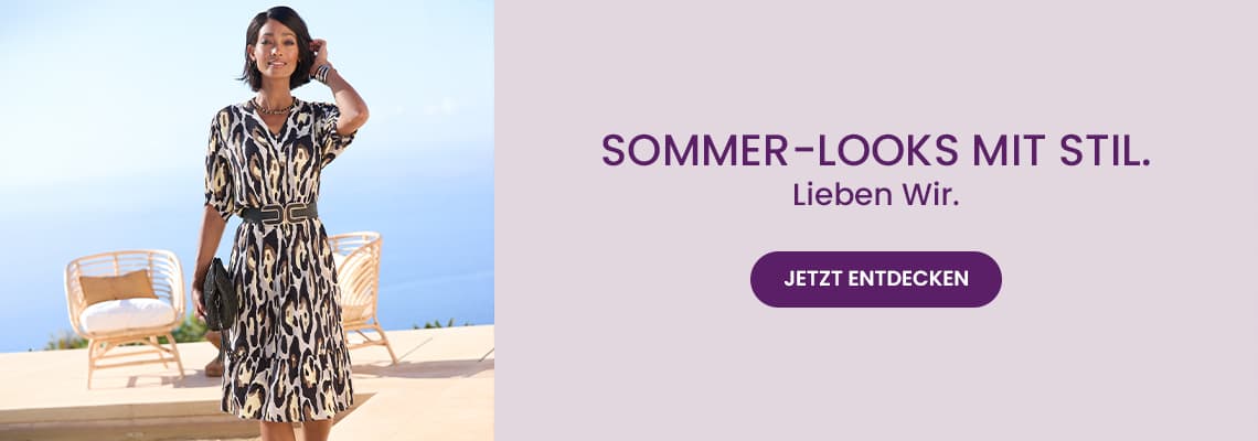 SOMMER-LOOKS MIT STIL. Lieben wir. Frau im gemusterten Kleid steht auf Terrasse mit Meerblick, Button JETZT ENTDECKEN