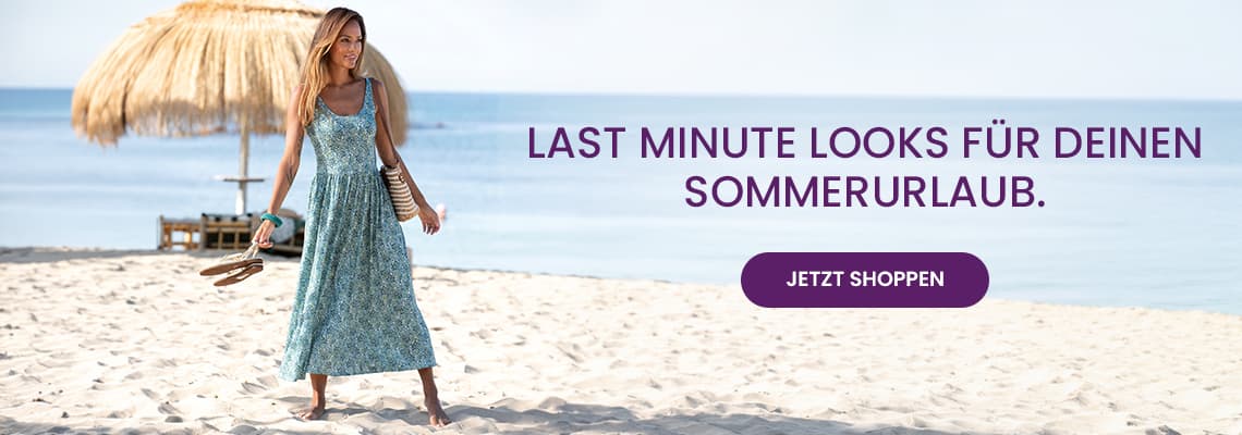 Last Minute Looks für deinen Sommerurlaub – Frau im langen Kleid geht barfuß am Strand, Meer und Sonnenschirm im Hintergrund
