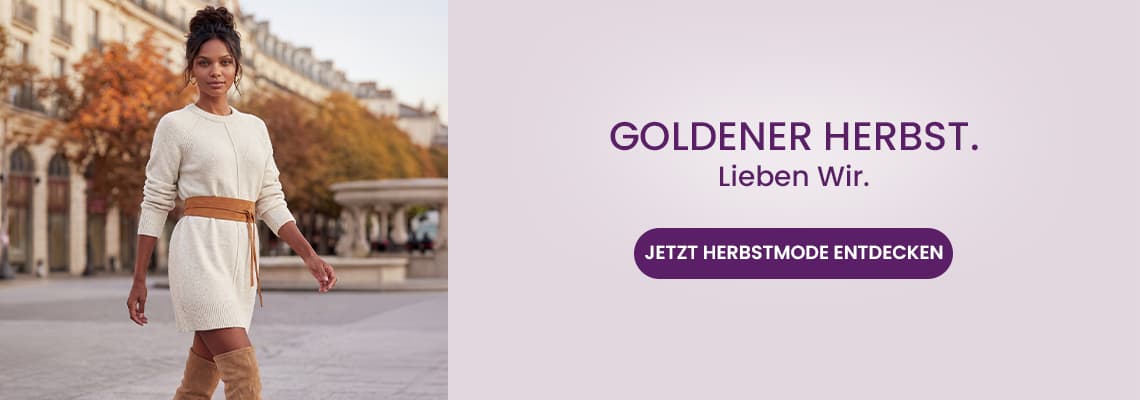 GOLDENER HERBST. Lieben wir. – Frau im hellen Strickkleid und Stiefeln geht durch herbstliche Stadt, Button: Jetzt Herbstmode entdecken