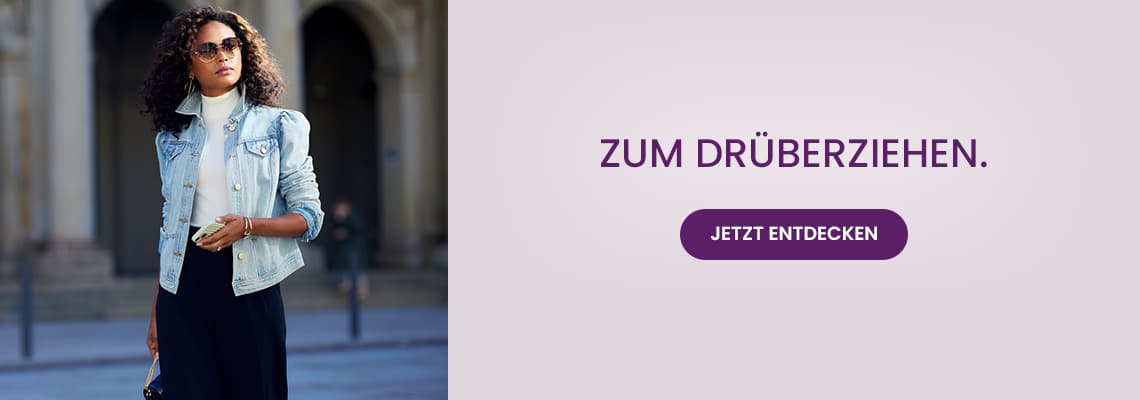 Zum Drüberziehen – Frau mit Sonnenbrille in Jeansjacke spaziert durch die Stadt, daneben Button „Jetzt entdecken“
